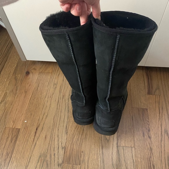 Like new Uggs - Picture 3 of 4